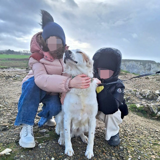 Ted insieme alle sue padroncine: il cane venne ucciso con una fucilata nel maggio 2024