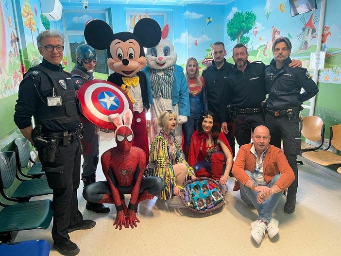 Pasqua in Pediatria al Santa Croce: uova di cioccolato e supereroi per i piccoli pazienti Pasqua in Pediatria al Santa Croce: uova di cioccolato e supereroi per i piccoli pazienti