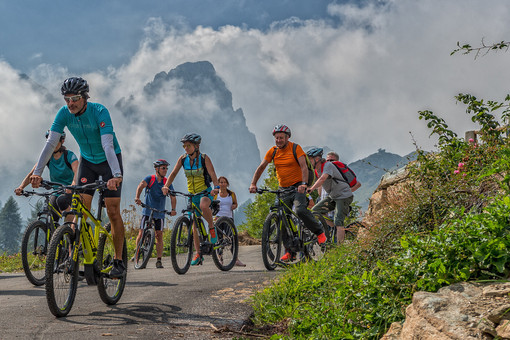 Turisti in Valle Grana (foto Roberto Croci, archivio Atl del Cuneese) Turisti in Valle Grana (foto Roberto Croci, archivio Atl del Cuneese)