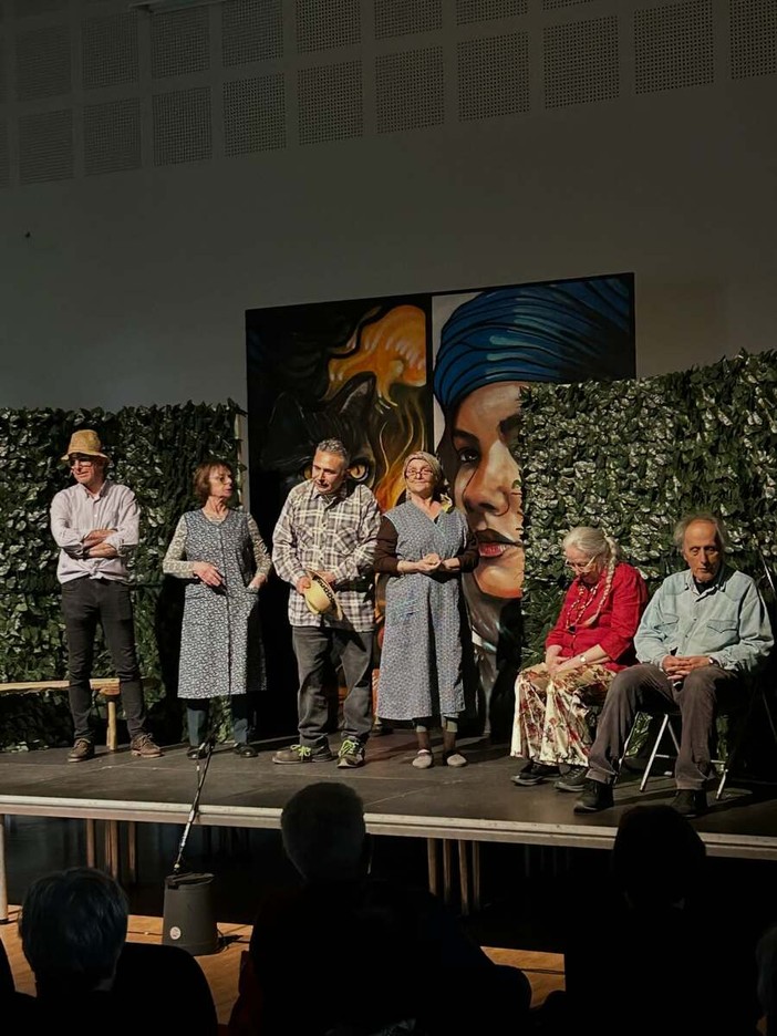 Ad Alba teatro e solidarietà al Sociale: la compagnia di Sinio porta in scena “N’euv ‘d doi ross” per sostenere Casa Lasso