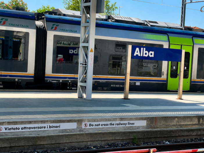 “La puntualità migliora, ma non basta”: il gruppo Pendolari Alba-Germagnano chiede stazioni più sicure e accessibili