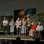 Ad Alba teatro e solidarietà al Sociale: la compagnia di Sinio porta in scena “N’euv ‘d doi ross” per sostenere Casa Lasso
