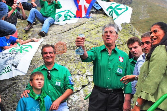 Umberto Bossi ai tempi del rito dell'ampolla sul Monviso