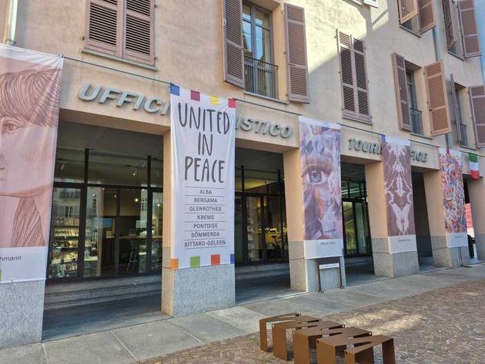 “United in Peace”: la mostra itinerante delle città gemelle fa tappa ad Alba