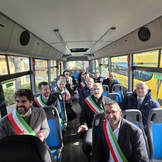 A Barolo la nuova flotta di scuolabus per nove Comuni: investimento da quasi un milione di euro [FOTO]