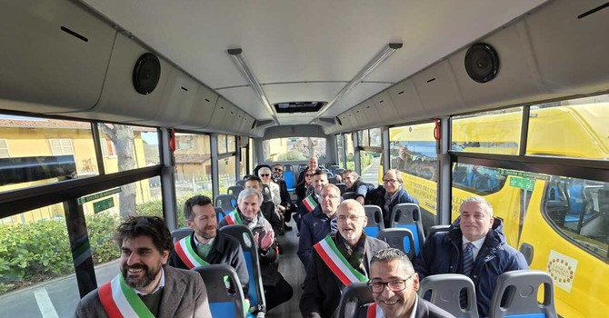 A Barolo la nuova flotta di scuolabus per nove Comuni: investimento da quasi un milione di euro [FOTO]
