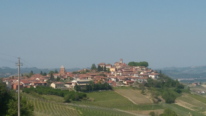 Panoramica del paese di Verduno (Foto Wikipedia)