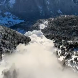 Il distacco della valanga (Foto Ville de Tende) Il distacco della valanga (Foto Ville de Tende)