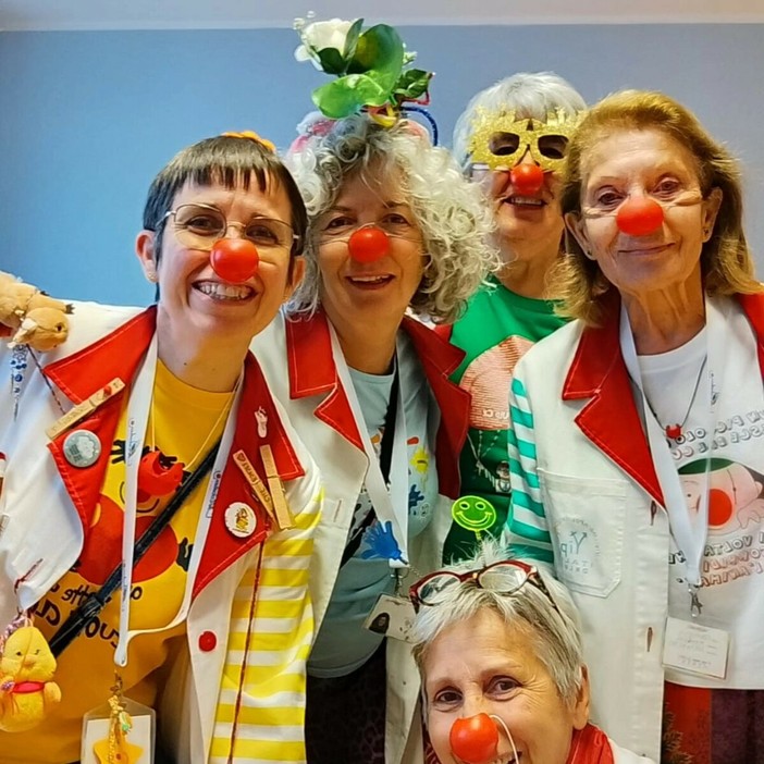 Tutti a Cuneo per la Giornata Nazionale del Naso Rosso: i clown VIP invadono via Roma Tutti a Cuneo per la Giornata Nazionale del Naso Rosso: i clown VIP invadono via Roma