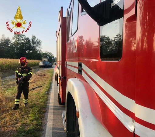 Auto va a fuoco alle porte di Barolo: messa in sicurezza dai vigili del fuoco