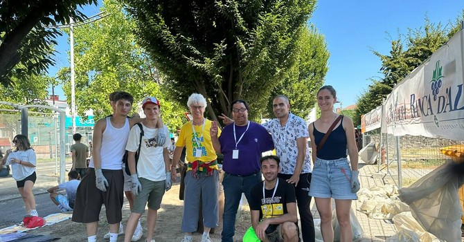 L'assessore Roberto Cavallo e l'assessora Lucia Vignolo insieme ai volontari L'assessore Roberto Cavallo e l'assessora Lucia Vignolo insieme ai volontari