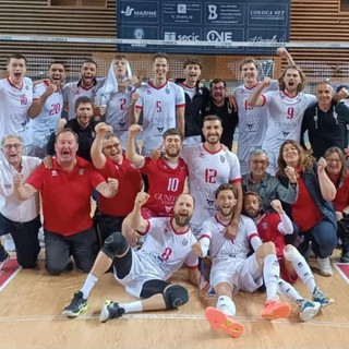 La gioia di Roberto Serniotti e della sua squadra dopo la vittoria di Ajaccio (Foto: AS Cannes Volleyball)