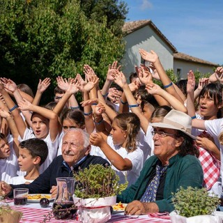 In foto Albano e Mogol con il coro dei bambini per la canzone Vai Italia In foto Albano e Mogol con il coro dei bambini per la canzone Vai Italia