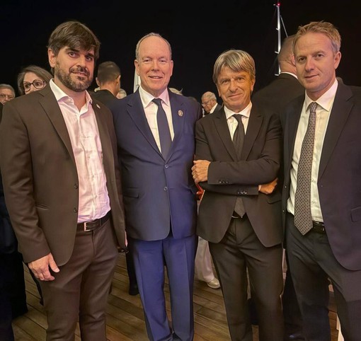 I tre sindaci di Novello, Cerretto Langhe e Niella Belbo col principe Alberto di Monaco I tre sindaci di Novello, Cerretto Langhe e Niella Belbo col principe Alberto di Monaco