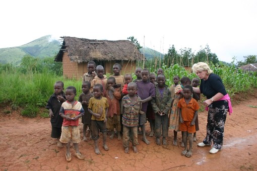 Anna Messa con i bambini di Ikonda, Tanzania