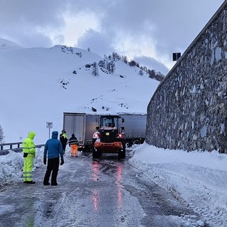 Colle della Maddalena, proseguono le operazioni di sgombero neve e rimozione dei mezzi bloccati [FOTO]