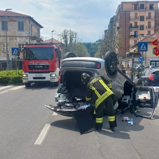 Incidente stradale a Saluzzo: un'auto ribaltata in corso IV Novembre e un ferito