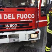A fuoco un cassonetto raccolta rifiuti in un cortile di San Michele Mondovì