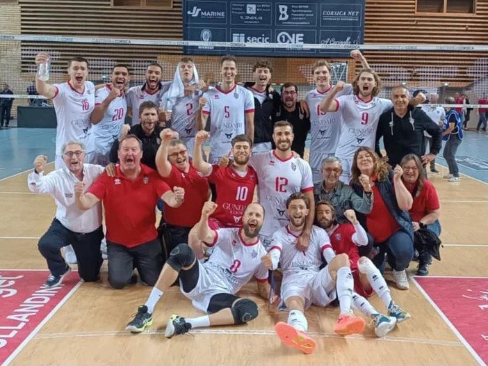 La gioia di Roberto Serniotti e della sua squadra dopo la vittoria di Ajaccio (Foto: AS Cannes Volleyball)