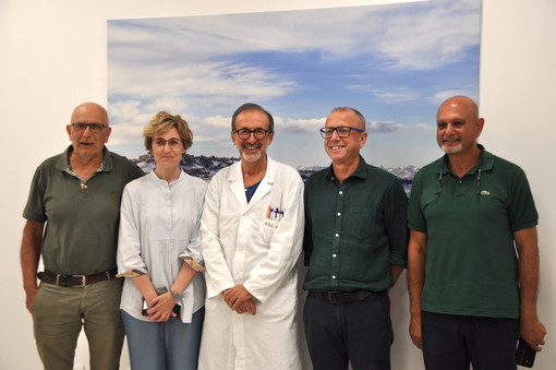 Il dottor Fausto Cella, al centro, coi vertici dell'Asl e il direttore della Fondazione Ospedale Luciano Scalise