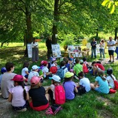 I bambini presenti al parco San Cassiano durante la spiegazione sull'importanza delle api per l'umanità