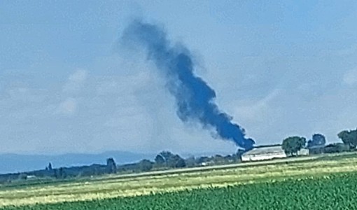 La nube di fumo in lontananza del trattore in fiamme a Moretta