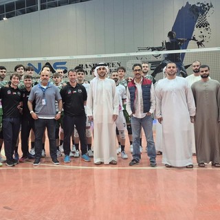 La squadra cuneese insieme con gli uomini dello sponsor Altadawi al termine dell'incontro perso con Cisterna