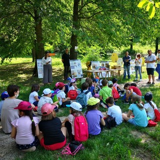 I bambini presenti al parco San Cassiano durante la spiegazione sull'importanza delle api per l'umanità