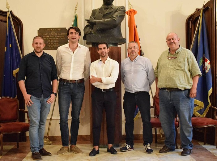 Il consigliere Danna con gli assessori comunali che hanno preso parte al confronto in Provincia su calcio giovanile e impiantistica sportiva Il consigliere Danna con gli assessori comunali che hanno preso parte al confronto in Provincia su calcio giovanile e impiantistica sportiva