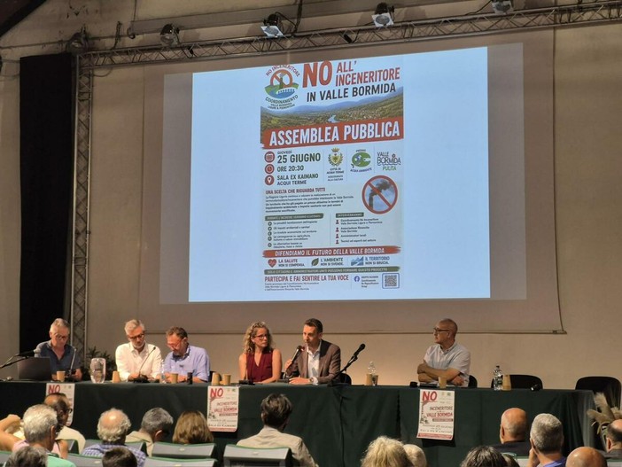 L’intervento di Roberto Bodrito, consigliere del Presidente della Provincia per la realtà della valle Bormida, durante l’incontro pubblico di Acqui Terme