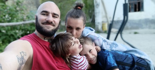 Giulia con il marito Sasha ed il figli Solomon e Kaja durante momenti di felice normalità, spezzati dalla guerra