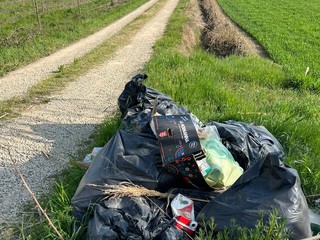 La spazzatura in strada Sottoriva che collega Piana Biglini a Fr. Magliani: criticità che si sta cercando di risolvere