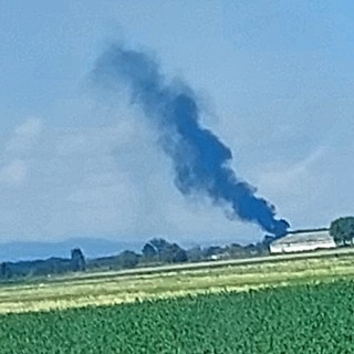 La nube di fumo in lontananza del trattore in fiamme a Moretta