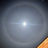 Alone lunare, spettacolo nella notte ieri a Cuneo Alone lunare, spettacolo nella notte ieri a Cuneo