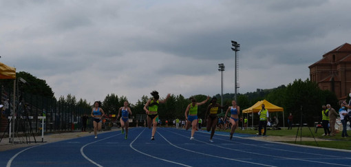 Atleti in azione sulla pista di Bra - Ph profilo FB Atletica Avis Bra