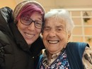 Cinzia Dutto con la signora Albertina, che ad aprile ha compiuto 100 anni