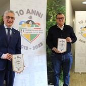 Il sindaco Carlo Bo con Daniele Sobrero, il consigliere comunale con delega allo sport, con i gagliardetti del decennale
