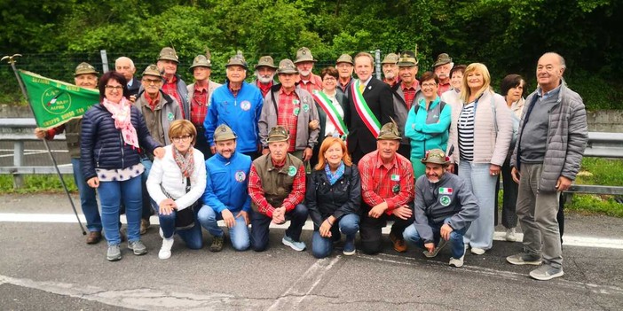 Migliaia di penne nere cuneesi sfilano all'Adunata di Genova