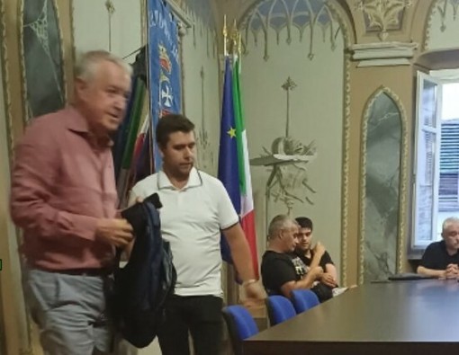 Il momento della protesta della minoranza che abbandona l'aula in Consiglio comunale Il momento della protesta della minoranza che abbandona l'aula in Consiglio comunale