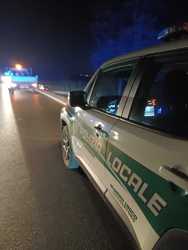 Auto esce di strada a Cherasco, non ci sono feriti