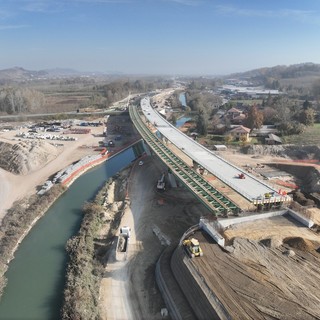 L'immagine del varo dell'ultimo ponte lo scorso novembre in vista del completamento dell'autostrada Asti-Cuneo e sua apertura integrale L'immagine del varo dell'ultimo ponte lo scorso novembre in vista del completamento dell'autostrada Asti-Cuneo e sua apertura integrale