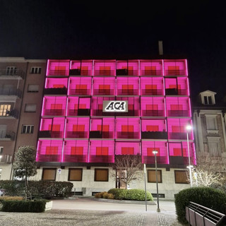 Il Palazzo dell’Associazione Commercianti Albesi ad Alba si tinge di rosa per ringraziare le donne