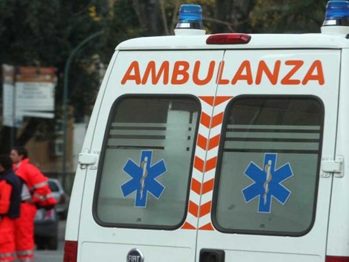 Scontro tra tre auto a Savigliano, due vetture prendono fuoco: tre feriti, uno è grave