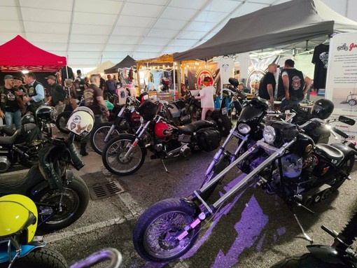 Alba Chopper &amp; Tattoo Show ha acceso la città:  boom di pubblico tra moto, tatuaggi e pugilato