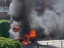L'auto in fiamme nello scatto pubblicato da Elisa Motta sul gruppo Facebook "Sei di Alba se..." L'auto in fiamme nello scatto pubblicato da Elisa Motta sul gruppo Facebook "Sei di Alba se..."