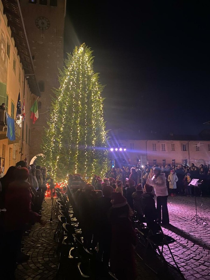 Accensione dell’albero di Natale di Cherasco: grande festa ed atmosfera suggestiva Accensione dell’albero di Natale di Cherasco: grande festa ed atmosfera suggestiva