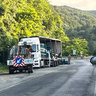 Ceva-Nucetto, autoarticolato perde il carico sulla statale 28: traffico in tilt Ceva-Nucetto, autoarticolato perde il carico sulla statale 28: traffico in tilt
