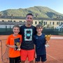 Alessandro Riba con due giovani tennisti