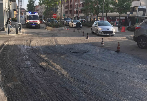 Le operazioni di asfaltatura effettuate in corso Langhe ad Alba nei giorni scorsi