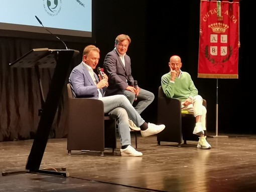 Il giornalista sportivo Fabio Caressa, famoso telecronista, con Massimo Mauro e Gianluca Vialli al Teatro Sociale di Alba